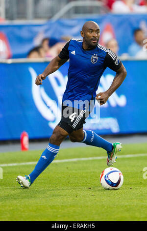 30 mai 2015 : Marvell Wynne (4) des tremblements de terre au cours d'un match entre la MLS Toronto FC et San Jose Earthquakes au BMO Field à Toronto, Ontario, Canada. Le Toronto FC a défait les tremblements de 3-1. Banque D'Images