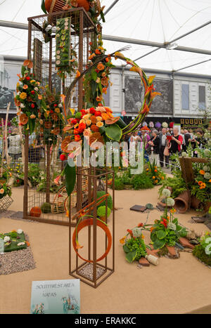 Association nationale des sociétés d'arrangement de fleur (NAFAS) a remporté la médaille d'or à l'écran le Grand Pavillon à la RHS Chelsea Banque D'Images