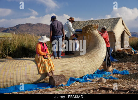 Construction des indiens Uros bateau de roseaux tortora sur île flottante du Lac Titicaca, Puno, Pérou Banque D'Images