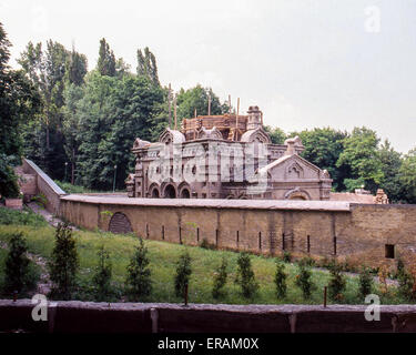 Kiev, Ukraine. 13 Juin, 1989. L'un des vénérables églises historiques, de la crypte de monastère Lavra en cours de reconstruction. Fondée en 1051, sur les collines de la rive droite du Dniepr, à Kiev, Ukraine et également connue sous le nom de monastère des grottes de Kiev il est le principal centre de la chrétienté orthodoxe de l'Est et une partie du Site du patrimoine mondial de l'UNESCO qui attire pèlerins et touristes du monde entier © Arnold Drapkin/ZUMA/Alamy Fil Live News Banque D'Images