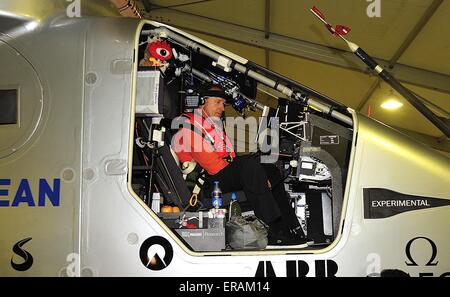 31 mai 2015 - Nanjing, République populaire de Chine - Solar Impulse 2, André BORSCHEBERG pilote de Solar Impulse au Hangar à Nanjing, Chine, quelques minutes avant le décollage à Hawaii. © Marcio Machado/ZUMA/Alamy Fil Live News Banque D'Images