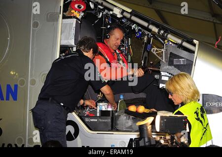 31 mai 2015 - Nanjing, République populaire de Chine - Solar Impulse 2, André BORSCHEBERG pilote de Solar Impulse au Hangar à Nanjing, Chine, quelques minutes avant le décollage à Hawaii. © Marcio Machado/ZUMA/Alamy Fil Live News Banque D'Images