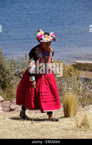 Jeune femme en costume traditionnel, la péninsule de Capachica, Lac Titicaca, Pérou Banque D'Images