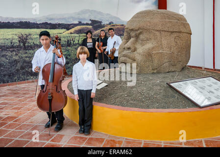 Tonalli Orquesta de Camara musiciens à Tête Colossale Olmèque, Museo Regional Tuxteco à Santiago Tuxtla, l'Etat de Veracruz, Mexique Banque D'Images