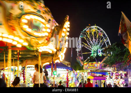 Carrousel ou merry-go-round et grande roue juste Cornyval à Helotes Texas USA Banque D'Images