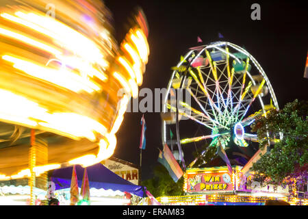 Carrousel ou merry-go-round et grande roue juste Cornyval à Helotes Texas USA Banque D'Images