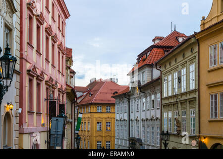 Les rues et les bâtiments de Mala Strana à Prague Banque D'Images