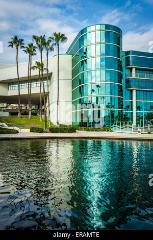 Bâtiment moderne et le lac au Rainbow Lagoon Park à Long Beach, en Californie. Banque D'Images