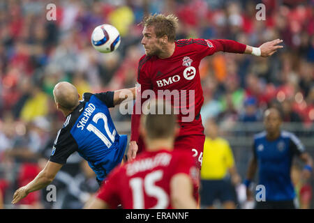 Toronto, Ontario, Canada. 30 mai, 2015. Damien Perquis défenseur du FC de Toronto (24) batailles pour la balle en l'air contre Mark Sherrod (12) des tremblements de terre au cours d'un match entre la MLS Toronto FC et San Jose Earthquakes au BMO Field à Toronto, ON. Credit : csm/Alamy Live News Banque D'Images