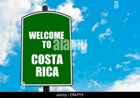 Panneau vert avec message d'accueil BIENVENUE SUR LE COSTA RICA plus isolées ciel bleu clair avec l'arrière-plan copie espace disponible. Banque D'Images