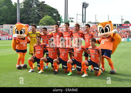 Saitama, Japon. 17 mai, 2015. Omiya Ardija line-up du groupe l'équipe de football/soccer : Omiya Ardija joueurs (rangée du haut - de gauche à droite), Daisuke Kato Nobuhiro Watabe, Hiroyuki Komoto, Tomonobu Yokoyama, Shigeru Yokotani, Shin Kanazawa, (rangée du bas - de gauche à droite) Akihiro Ienaga, Carlinhos, Ryuji Bando, Takuya l'Ama et Jin Izumisawa posent pour une photo de l'équipe avec les mascottes du club 'Ardi'(R) et 'Mama'(L) avant 2015, J2 match de championnat entre Omiya Ardija 1-1 Jubilo Iwata à NACK5 Stadium à Saitama, Japon Omiya . © AFLO/Alamy Live News Banque D'Images