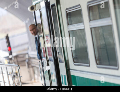 Sofia, Bulgarie - 2 Avril 2015 : un opérateur de métro est en attente pour les passagers à entrer dans le train pour sa première ride Banque D'Images