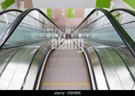 Déménagement vide escaliers Escalier d'en haut dans le métro de Sofia. Banque D'Images