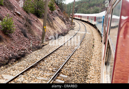 Point de vue du train à partir de la fenêtre d'un train en mouvement rapide. Banque D'Images