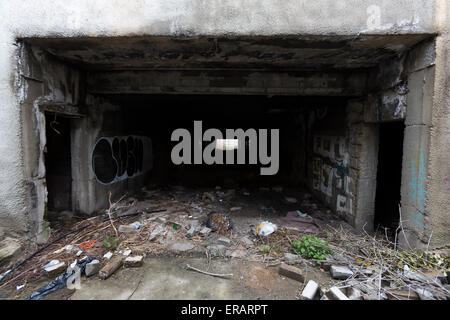 Passage souterrain abandonné sous une rue principale dans un quartier de Sofia. Banque D'Images