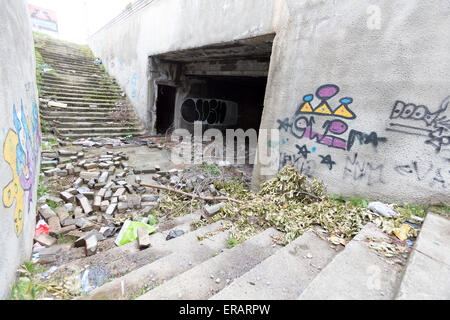 Passage souterrain abandonné sous une rue principale dans un quartier de Sofia. Banque D'Images