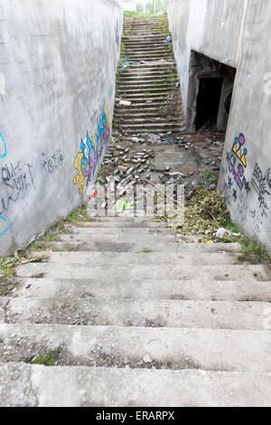 Passage souterrain abandonné sous une rue principale dans un quartier de Sofia. Banque D'Images