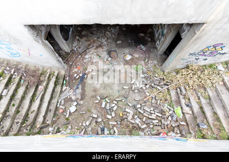 Passage souterrain abandonné sous une rue principale dans un quartier de Sofia. Banque D'Images