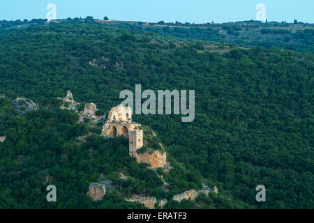 Montfort (Shtarkenberg) est un château en ruine dans la région de la Haute Galilée dans le nord d'Israël. Banque D'Images