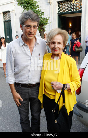 Le primé réalisateur Alexander Payne est venu avec sa mère Peggy sur leur lieu d'origine d'Aigio. Il s'agit d'un leadin Banque D'Images