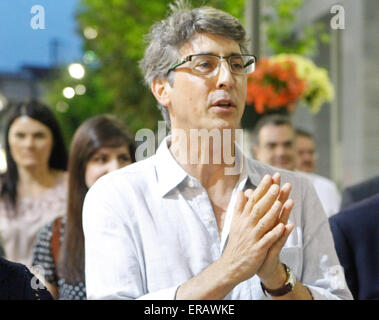 Réalisateur Alexander Payne marche à la rue d''Aigio. Le primé réalisateur Alexander Payne est venu avec sa mère Peg Banque D'Images