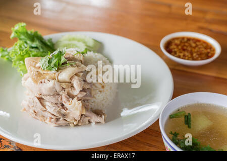 Poulet à la vapeur avec du riz (Hainan) Poulet servir avec la soupe. Banque D'Images