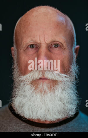 Vieil homme avec une longue barbe avec un grand sourire sur un fond blanc Banque D'Images