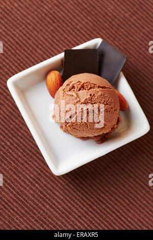 Deux boules de glace au chocolat du dessus avec amandes Banque D'Images