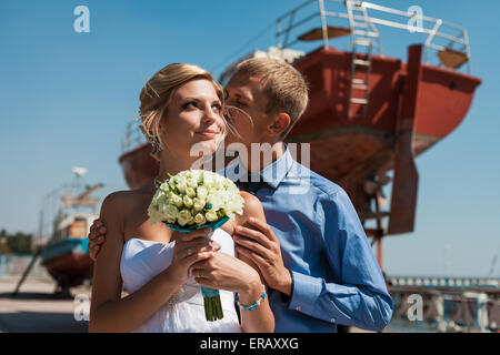 Heureux mariés le jour de leur mariage Banque D'Images