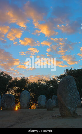 Cromlech des Almendres au coucher du soleil est un important complexe mégalithique. Banque D'Images