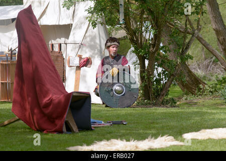 Groupe de reconstitution Viking Wulfhar Clan montrant facettes de la vie des Vikings à afficher dans le Bedfordshire Angleterre Willington Banque D'Images