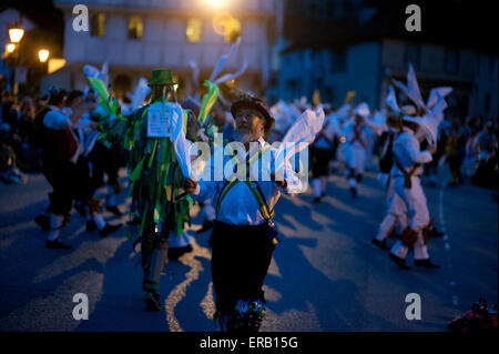 Thaxted, Essex, Royaume-Uni. 30 mai, 2015. La Thaxted Morris Week-end, Thaxted et ses villages, Thaxted, Essex, Angleterre. 30 mai 2015 vu ici : équipes de masse ou d'autre de Morris Dancers processus via le centre de Thaxted. 21 équipes ou 'côtés' de Morris Men y compris les équipes de Hollande , Crédit : BRIAN HARRIS/Alamy Live News Banque D'Images