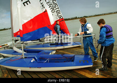 Les jeunes de la décolleteuse de voile dériveurs à Hengistbury Head Centre, Dorset. Un bateau britannique à l'eau bateaux canot sports loisirs sport Banque D'Images