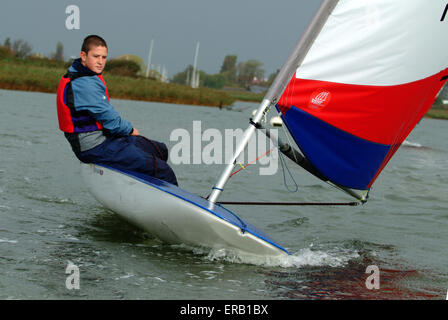 Les jeunes de la décolleteuse de voile dériveurs à Hengistbury Head Centre, Dorset. Un bateau britannique à l'eau bateaux canot sports loisirs sport Banque D'Images