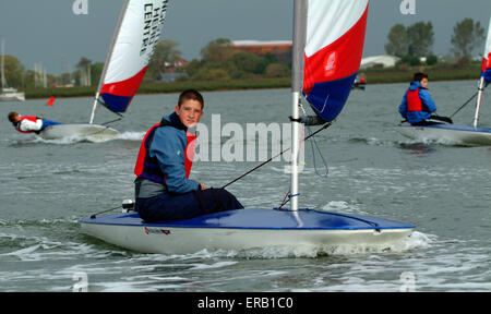 Les jeunes de la décolleteuse de voile dériveurs à Hengistbury Head Centre, Dorset. Un bateau britannique à l'eau bateaux canot sports loisirs sport Banque D'Images