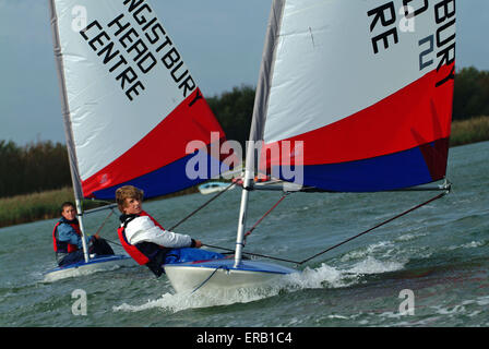 Les jeunes de la décolleteuse de voile dériveurs à Hengistbury Head Centre, Dorset. Un bateau britannique à l'eau bateaux canot sports loisirs sport Banque D'Images