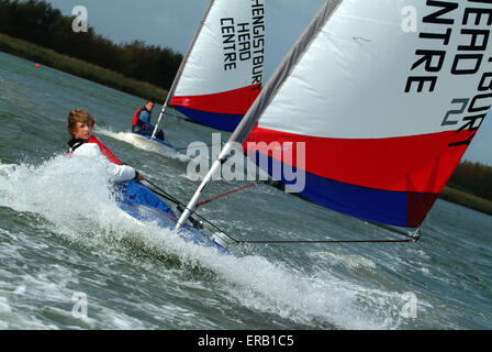 Les jeunes de la décolleteuse de voile dériveurs à Hengistbury Head Centre, Dorset. Un bateau britannique à l'eau bateaux canot sports loisirs sport Banque D'Images