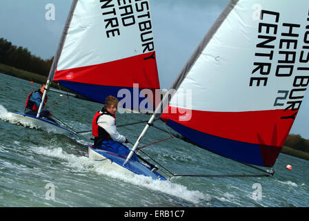 Les jeunes de la décolleteuse de voile dériveurs à Hengistbury Head Centre, Dorset. Un bateau britannique à l'eau bateaux canot sports loisirs sport Banque D'Images