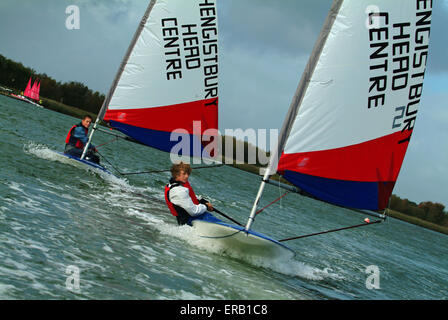 Les jeunes de la décolleteuse de voile dériveurs à Hengistbury Head Centre, Dorset. Un bateau britannique à l'eau bateaux canot sports loisirs sport Banque D'Images