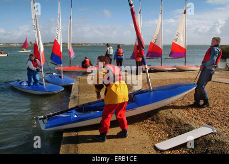 Les jeunes de la décolleteuse de voile dériveurs à Hengistbury Head Centre, Dorset. Un bateau britannique à l'eau bateaux canot sports loisirs sport Banque D'Images