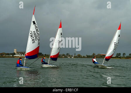 Les jeunes de la décolleteuse de voile dériveurs à Hengistbury Head Centre, Dorset. Un bateau britannique à l'eau bateaux canot sports loisirs sport Banque D'Images