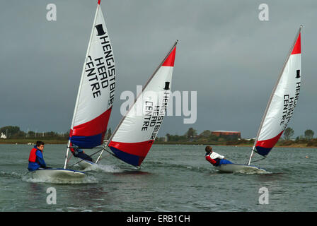 Les jeunes de la décolleteuse de voile dériveurs à Hengistbury Head Centre, Dorset. Un bateau britannique à l'eau bateaux canot sports loisirs sport Banque D'Images