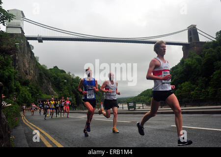 Bristol, Royaume-Uni. 31 mai 2015 Des milliers de coureurs participent à la course de 10k de Bristol. Le Grand Prix de l'RunBritain dispose de certains des meilleurs athlètes UKs ainsi que des milliers de membres de la fonction d'exécution passé Bristol emblématiques monuments comme le pont suspendu de Clifton. Credit : Jonny White/Alamy Live News Banque D'Images