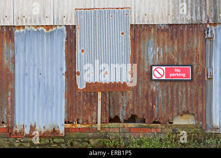 No Parking sign on wall, UK Banque D'Images