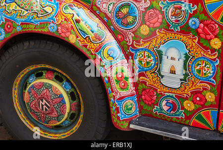 Volkswagen Beetle Original peint dans le style traditionnel aux couleurs flamboyantes de l'art Montmartre Paris camion pakistanais Banque D'Images