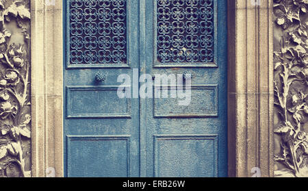 Tombeau bleu entouré de portes en pierre de fleurs cimetière du Père Lachaise Paris France Europe Banque D'Images