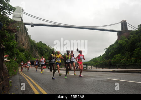 Bristol, Royaume-Uni. 31 mai 2015 Des milliers de coureurs participent à la course de 10k de Bristol. Le Grand Prix de l'RunBritain dispose de certains des meilleurs athlètes UKs ainsi que des milliers de membres de la fonction d'exécution passé Bristol emblématiques monuments comme le pont suspendu de Clifton. Credit : Jonny White/Alamy Live News Banque D'Images