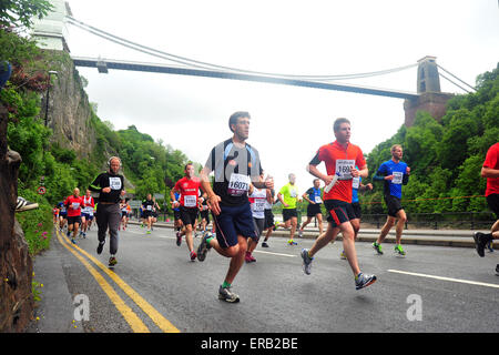 Bristol, Royaume-Uni. 31 mai 2015 Des milliers de coureurs participent à la course de 10k de Bristol. Le Grand Prix de l'RunBritain dispose de certains des meilleurs athlètes UKs ainsi que des milliers de membres de la fonction d'exécution passé Bristol emblématiques monuments comme le pont suspendu de Clifton. Credit : Jonny White/Alamy Live News Banque D'Images