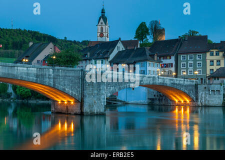 Soirée à Brugg, Suisse. Une vue du côté allemand. Banque D'Images