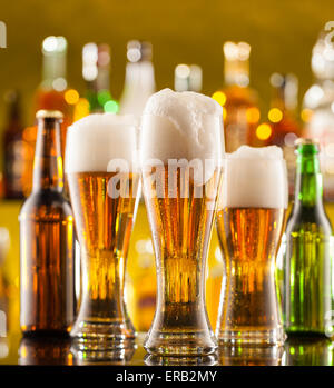 Pichets de bière placée sur comptoir bar avec copyspace Banque D'Images